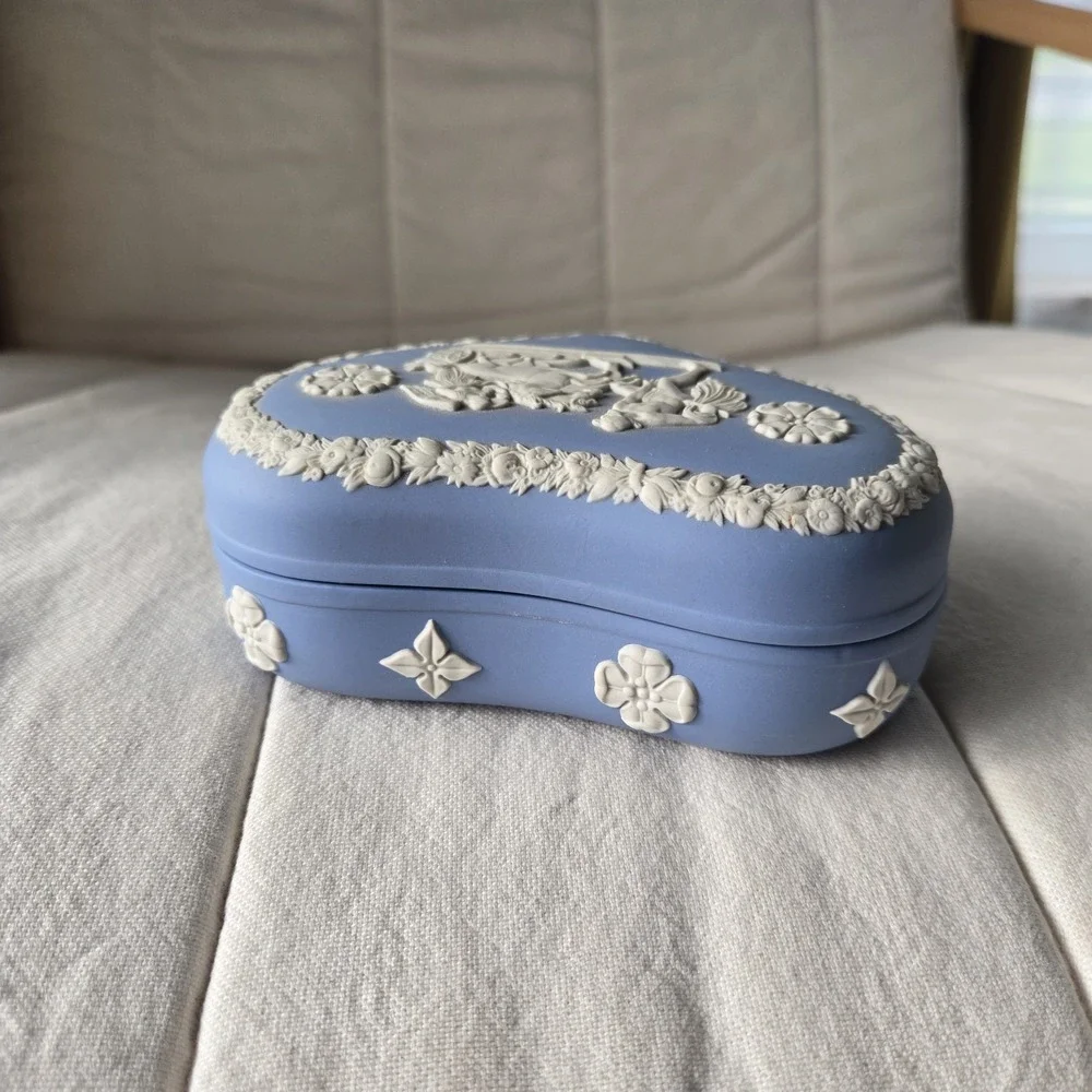 Wedgwood Blue Jasperware Heart Trinket Jewelry Box Ulysses Chariot Horse Angel